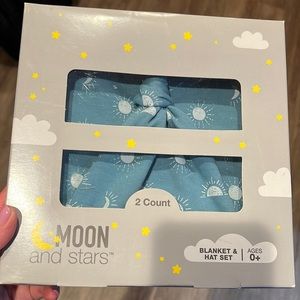 Moon and stars blanket and hat set